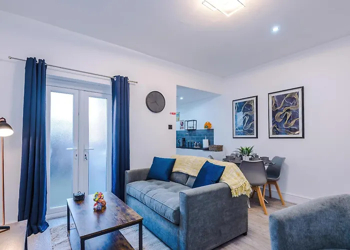 Sleeps 8, Free Parking, Stunning 3Bed In Salford, Available For Long Stays