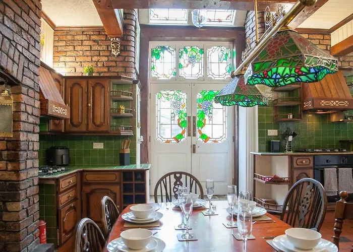 Victorian Elegance At Kingscliffe, Sleeps 17