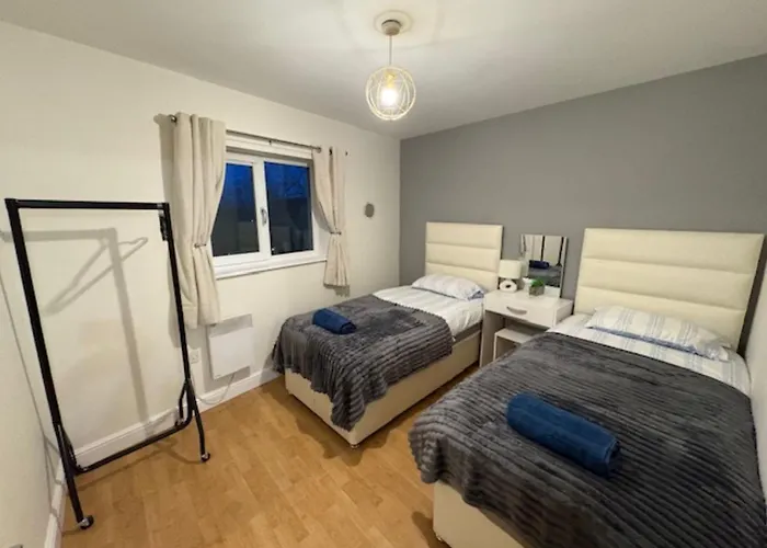 Cosy, Central 2 Bed Flat Parking