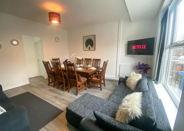 5 Bedroom Luxury Townhouse Near City Centre, Sleep 16