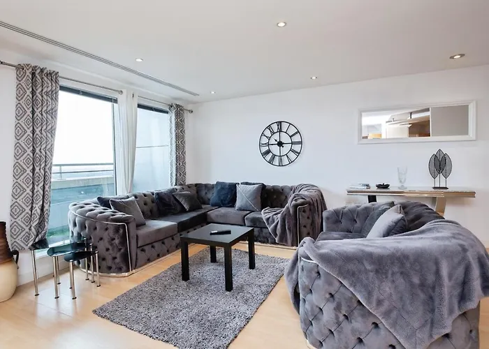 Spacious Stylish 2 Bedroom Apartment With River And City Views Across Manchester United Football Club, Media City Salford Quays Manchester With Free Parking
