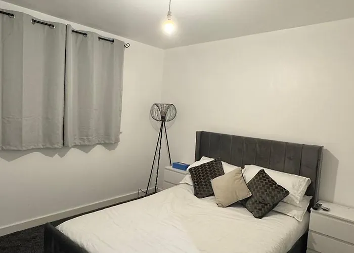 Luxury 1 Bedroom Apartment, Manchester City Center With Balcony