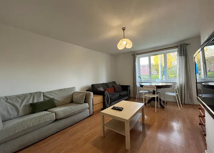 Cosy 2 Bedroom Apartment Near City Centre