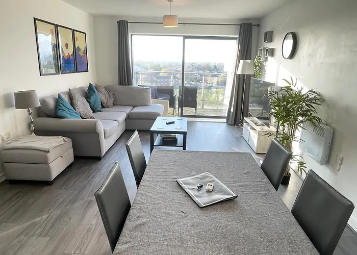 Balcony Marina Apartment With City Skyline Views - Free Secure Parking
