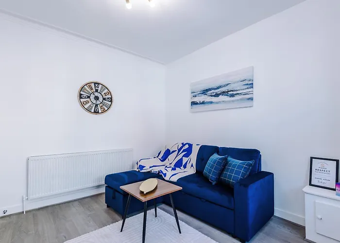Game Room, Free Parking, Spacious 4 Bedroom Home In Salford