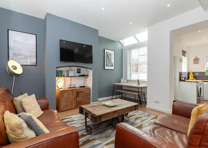 Park House - Large 3 Bedroom Victorian House, 10 Mins From Manchester