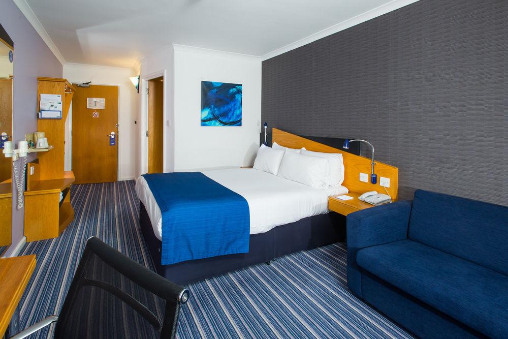 Express East By Ihg Hotel