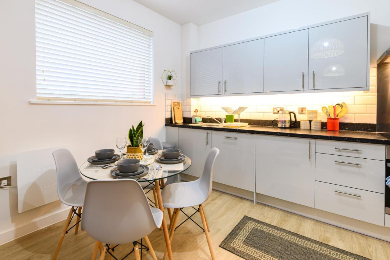 Comfy & Homely 2bed - 5 Star Location Apartment