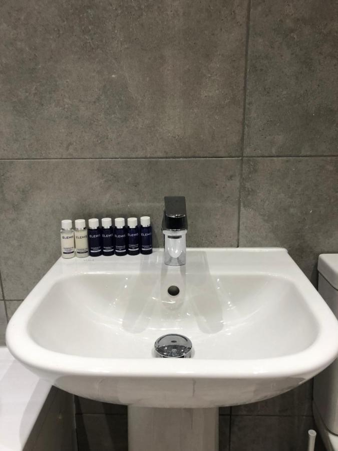 Big Rusholme With Tv And Private Bathroom-parking&wifi Manchester