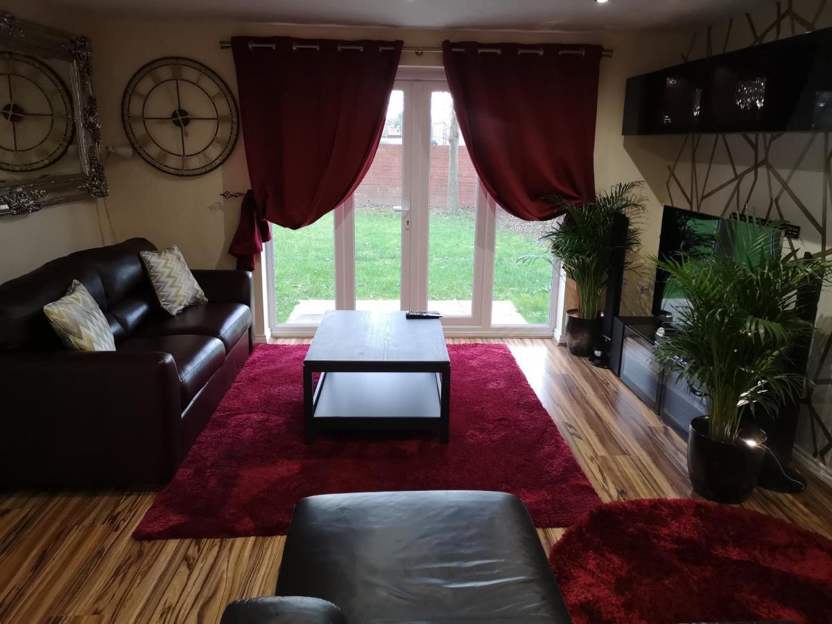 Nightingale Gardens - 4 Bed Detached House - *
