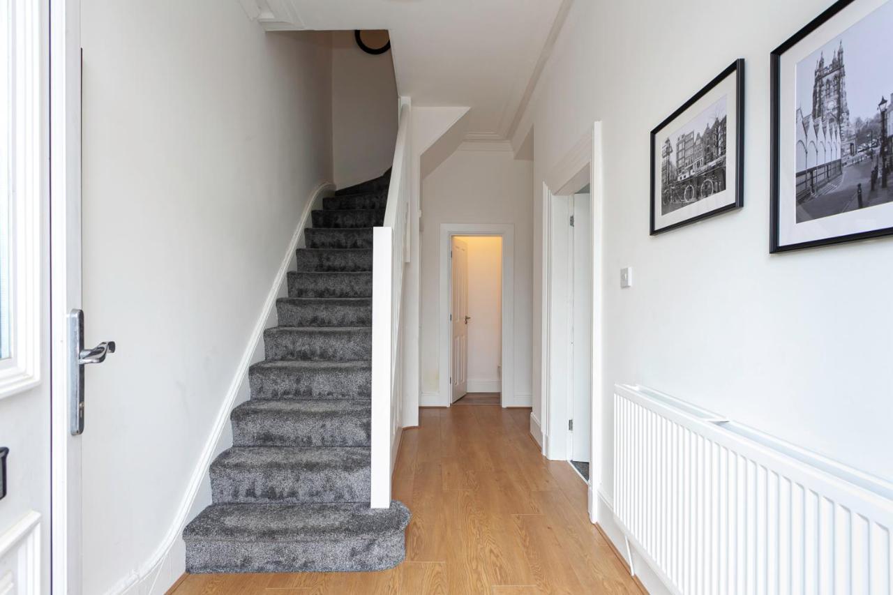 Spacious Comfortable House Close To Etihad Holiday home Manchester