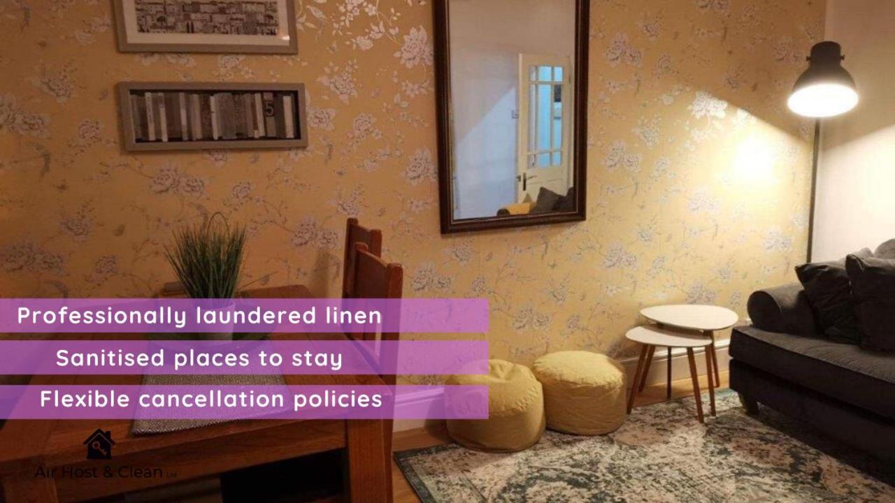 Corner House, Sleeps 8 In 4 Bedrooms, Near Train Station, Great Value! Vakantiehuis Manchester