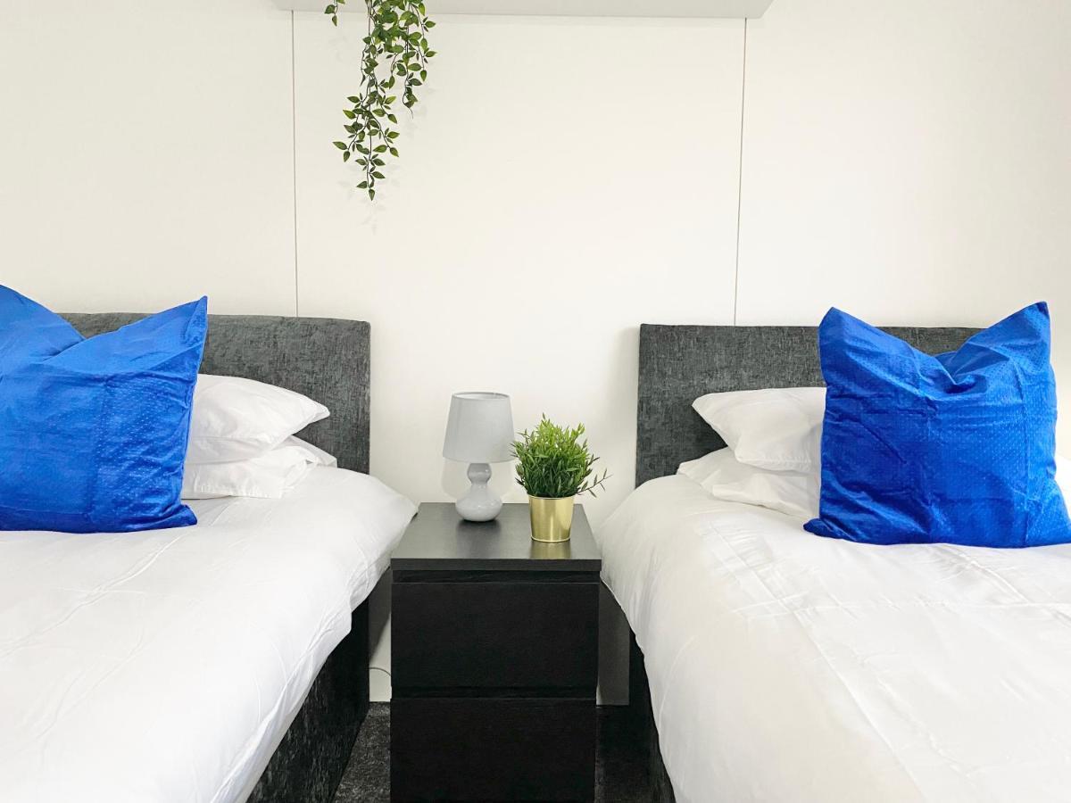 Large Townhouse 5 Beds With Two Parking Spaces - Centre Manchester