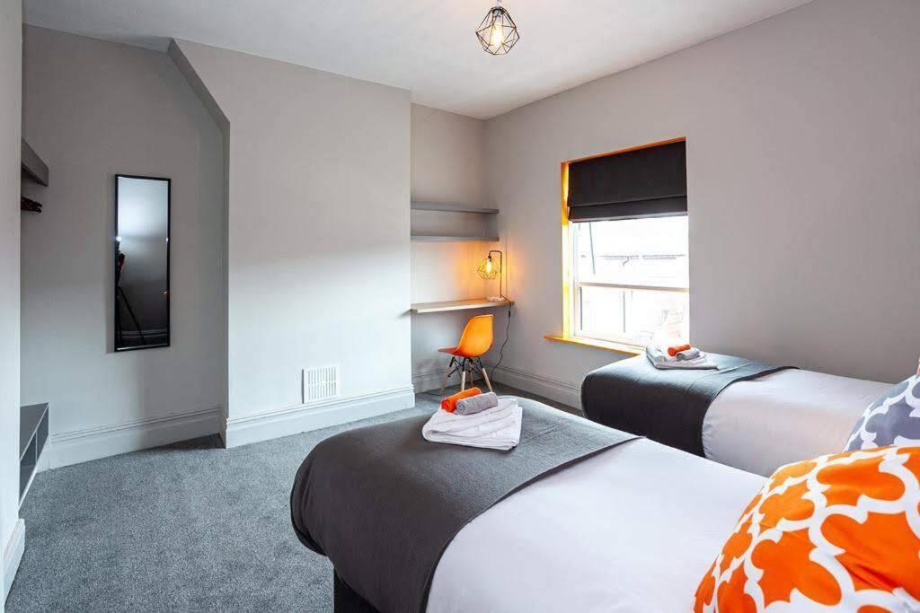 Spacious House - Sleeps Up To 8! * Manchester