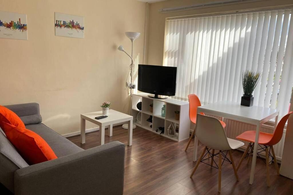 With Great Transport Links To Centre Apartment