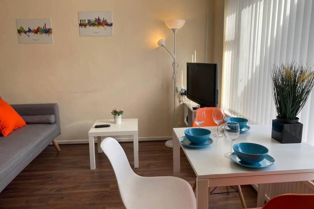Conveniently Situated 1bed Apt In Stretford Appartement *