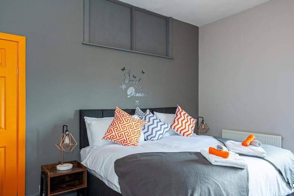 Spacious House - Sleeps Up To 8!