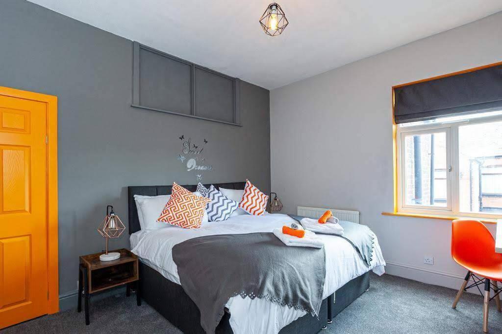 Spacious House - Sleeps Up To 8! *