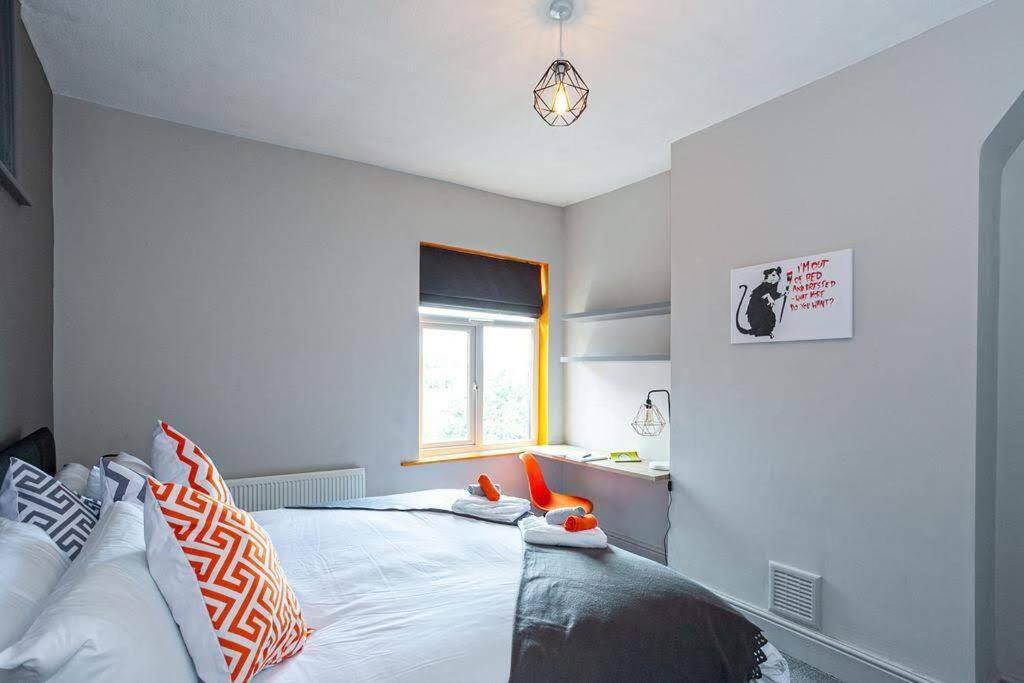 Spacious House - Sleeps Up To 8! Holiday home Manchester