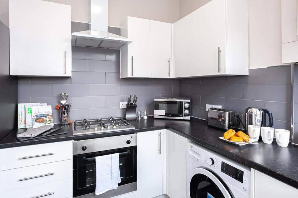 Spacious House - Sleeps Up To 8! Holiday home Manchester