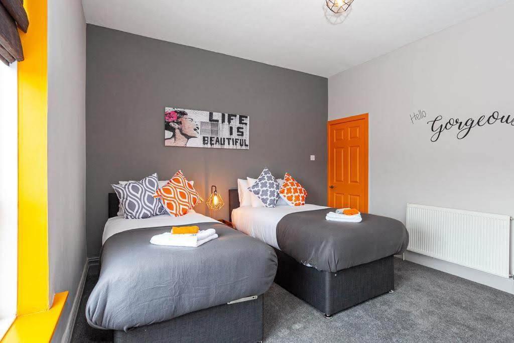 Spacious House - Sleeps Up To 8! Holiday home Manchester