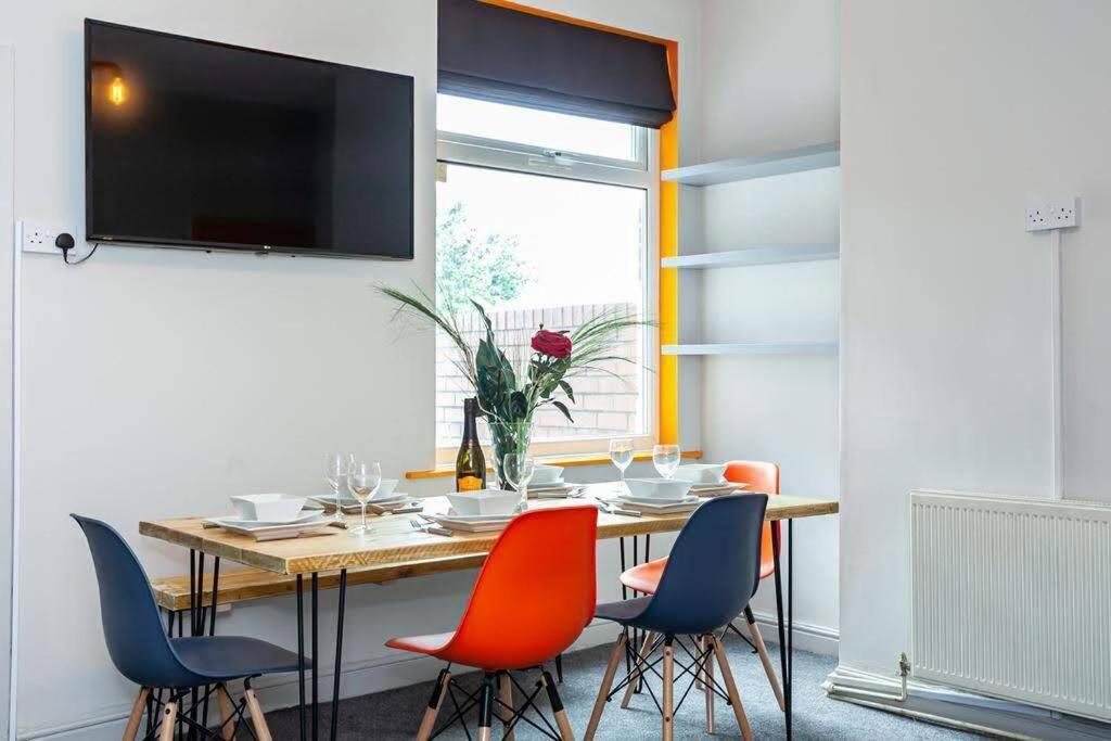 Spacious House - Sleeps Up To 8! Manchester