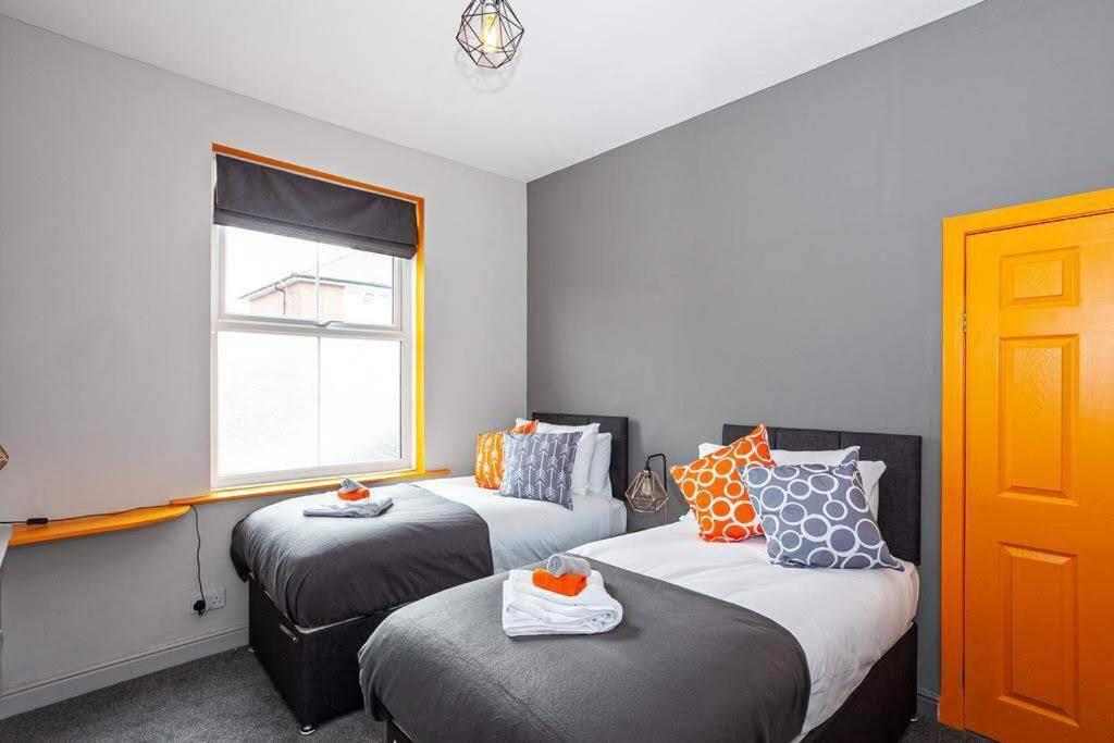 Spacious House - Sleeps Up To 8! Holiday home Manchester