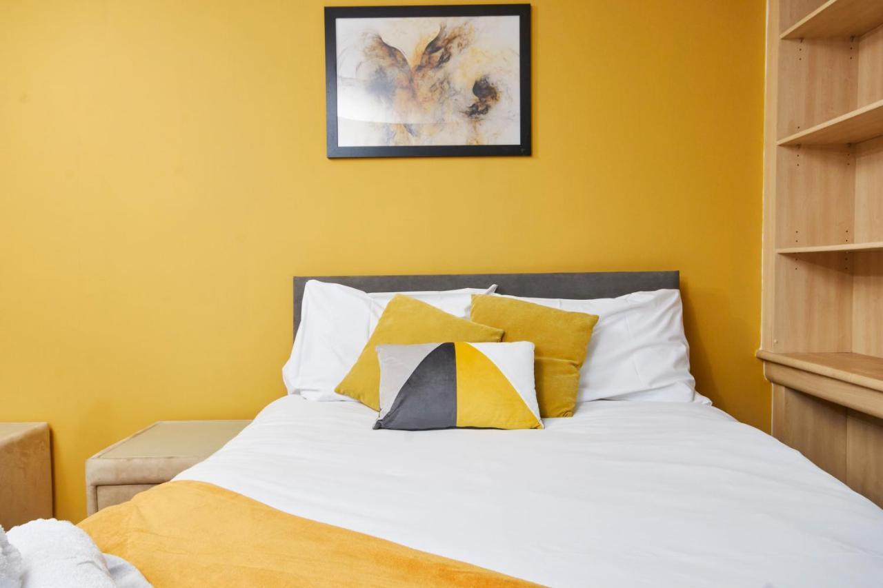 Stylish Gem - Sleeps 10! Manchester