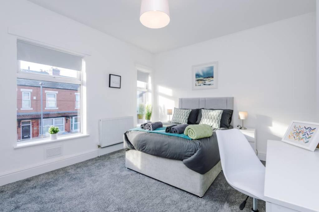 Vakantiehuis Stunning Refurbished House - Free Wifi - Sleeps 5 Manchester