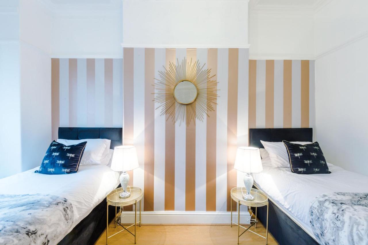 R&r Nr Mediacity 4 Bedrms, 6 Beds, Free Parking Holiday home Manchester