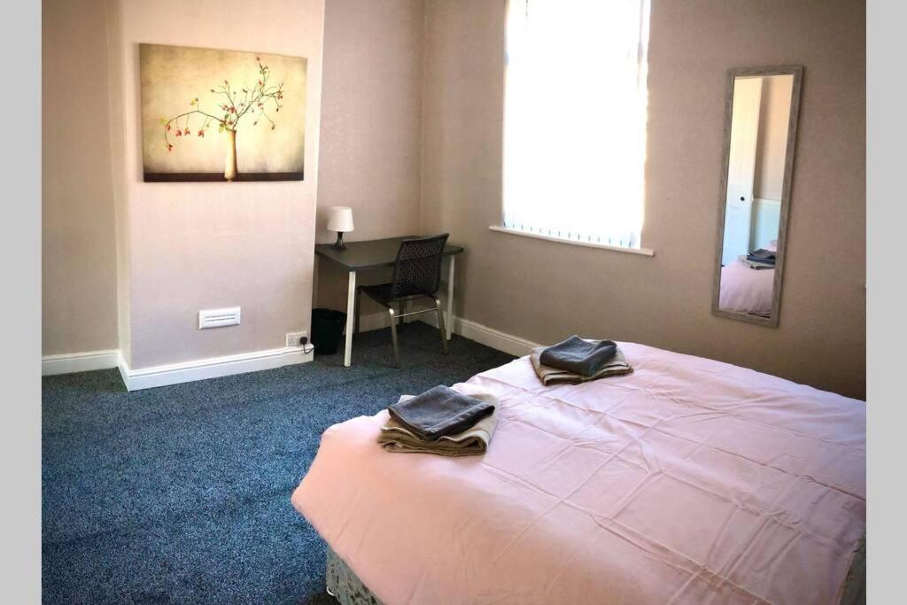 The Pad - 3br Entire House With Parking Holiday home Manchester