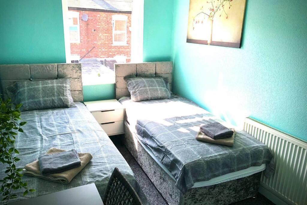 The Pad - 3br Entire House With Parking Holiday home Manchester