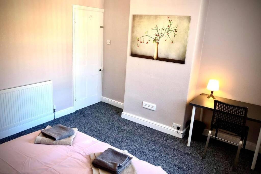 The Pad - 3br Entire House With Parking Holiday home Manchester