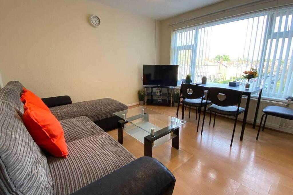 Serene Apt In The Heart Of Stretford Appartement