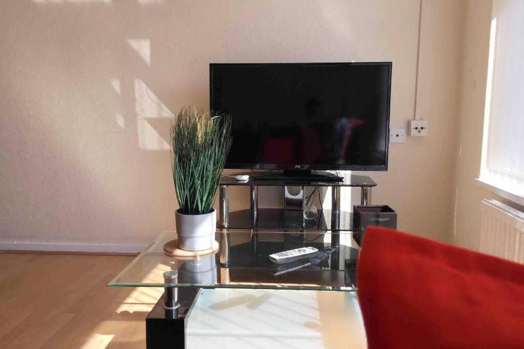 Serene Apt In The Heart Of Stretford Appartement