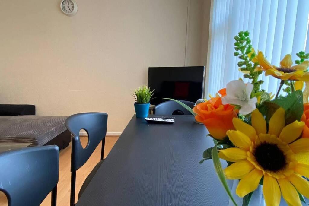 Serene Apt In The Heart Of Stretford Appartement *