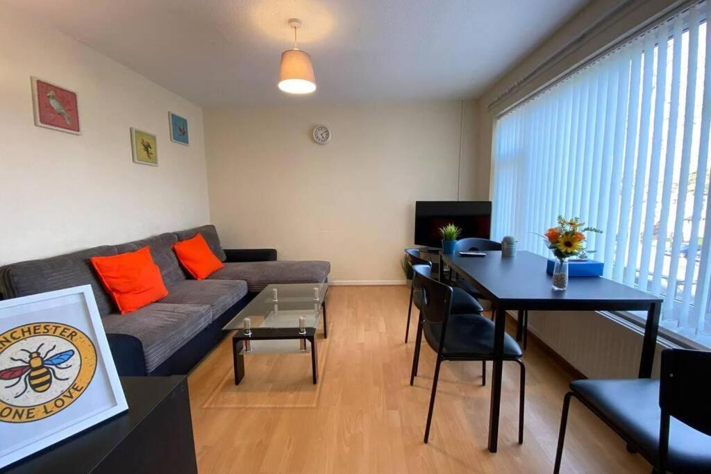 Serene Apt In The Heart Of Stretford *