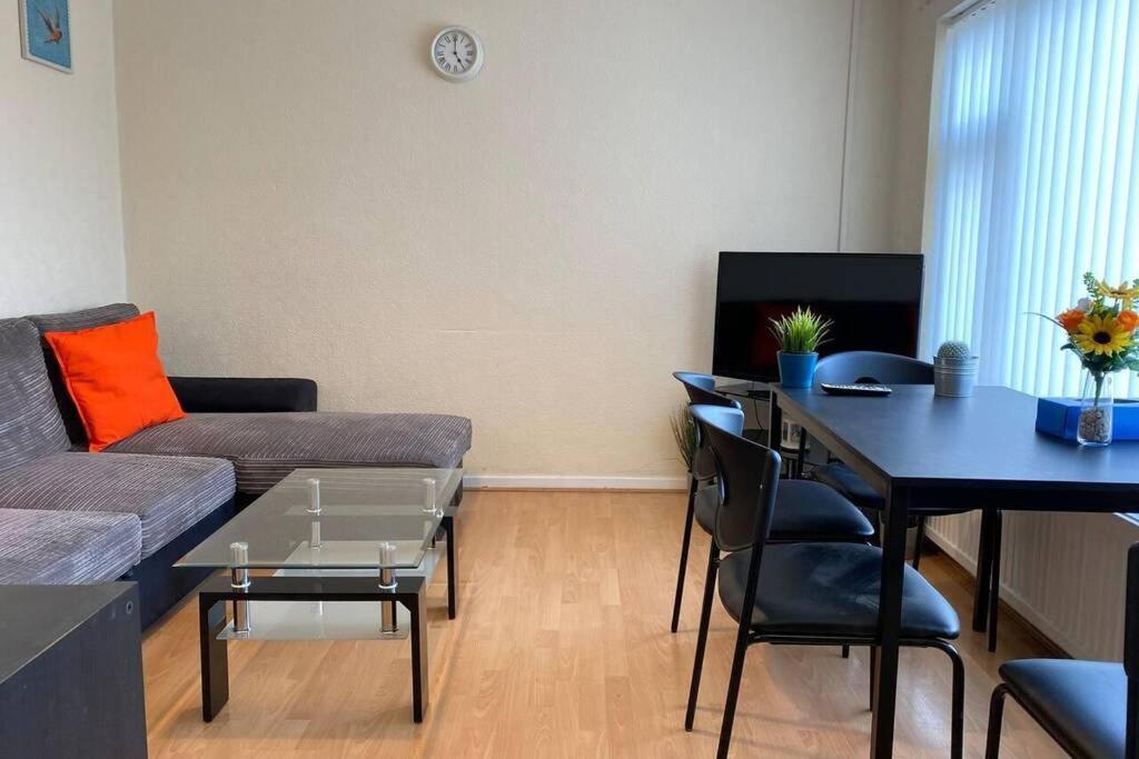 Serene Apt In The Heart Of Stretford * Manchester