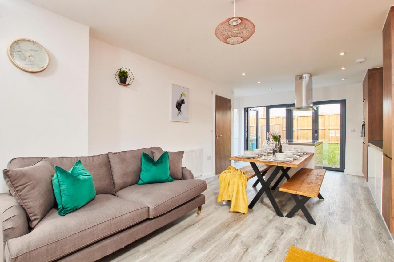 Beautiful 5 Bed House Sleeps8 Wparking Holiday home Manchester