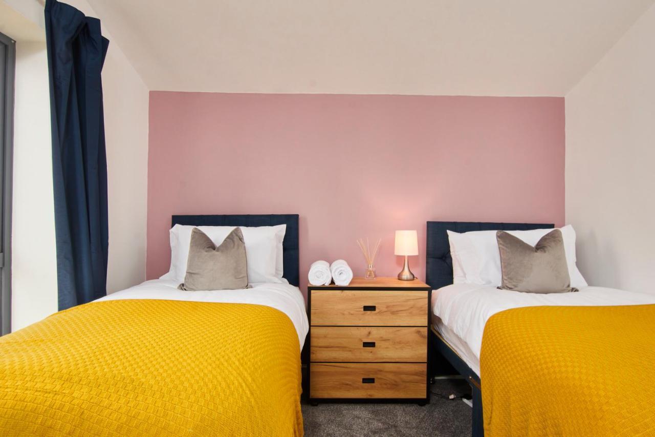 Beautiful 5 Bed House Sleeps8 Wparking Holiday home Manchester