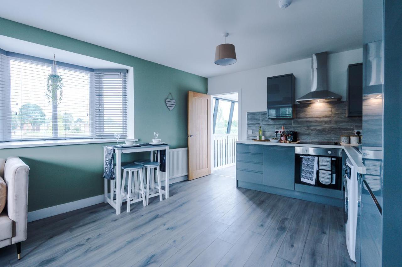 Rest & Recharge At The Station Appartement *