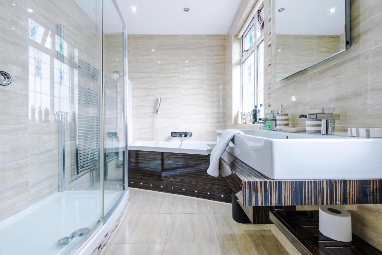 Holiday home Luxurious Suburban 6 Bedroom 3 Bathroom Home Manchester
