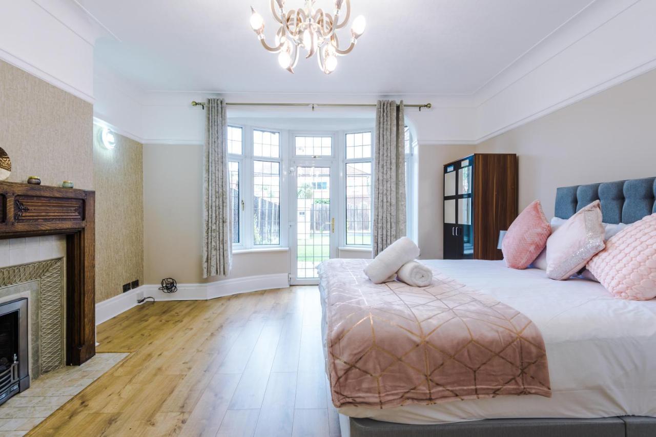 Luxurious Suburban 6 Bedroom 3 Bathroom Home * Manchester
