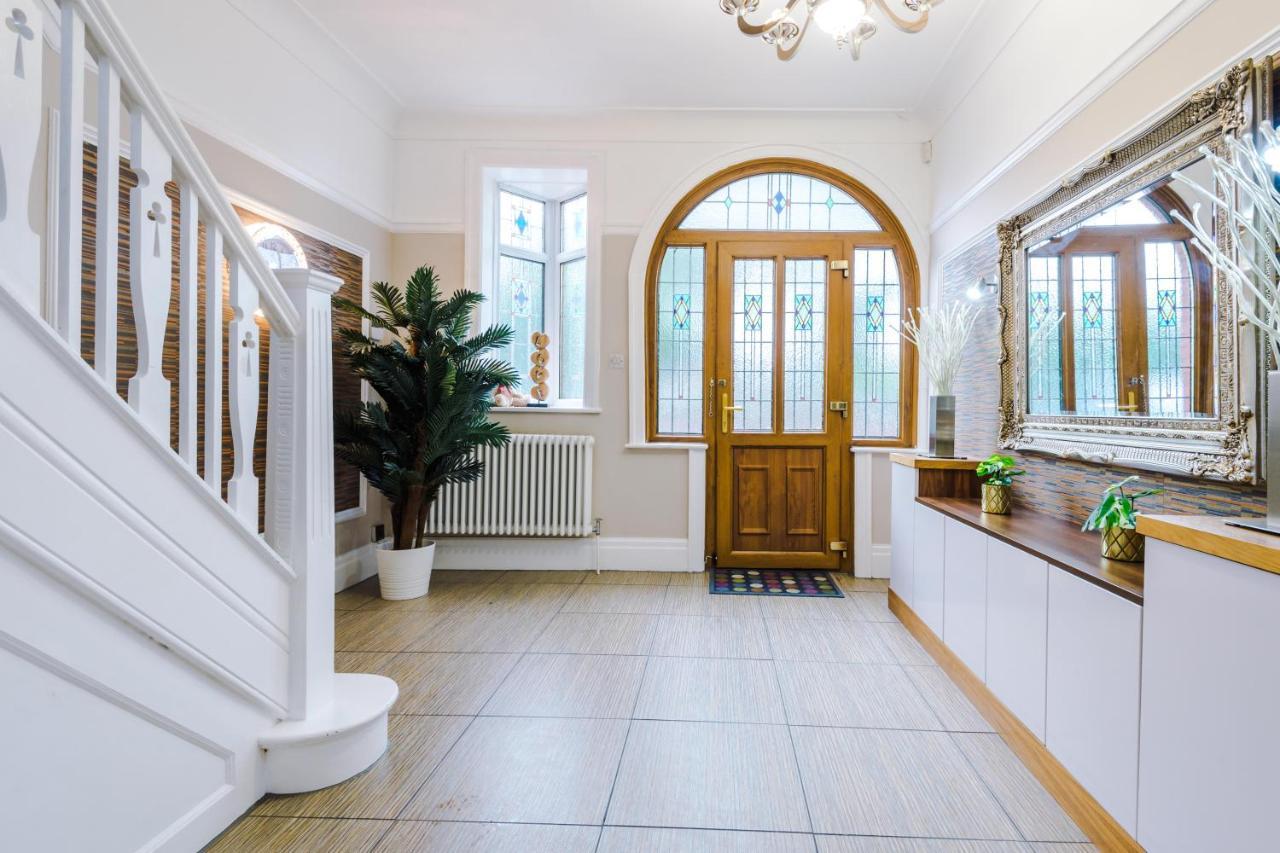 Luxurious Suburban 6 Bedroom 3 Bathroom Home Manchester