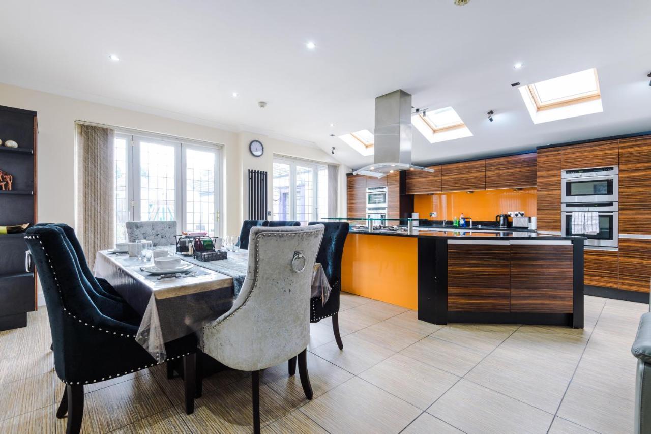 Luxurious Suburban 6 Bedroom 3 Bathroom Home * Manchester