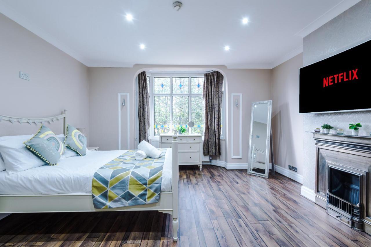 Holiday home Luxurious Suburban 6 Bedroom 3 Bathroom Home *