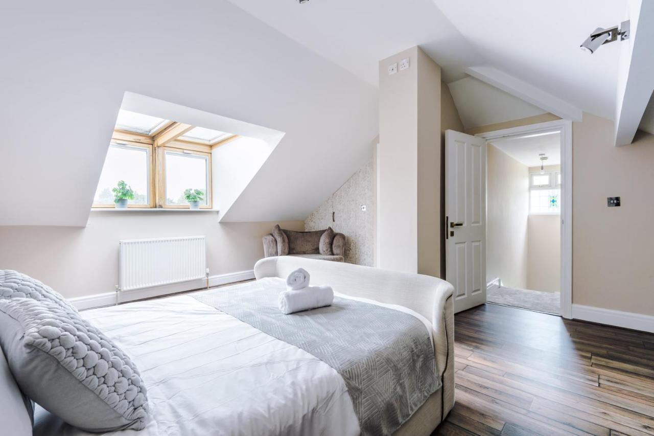 Vakantiehuis Luxurious Suburban 6 Bedroom 3 Bathroom Home *