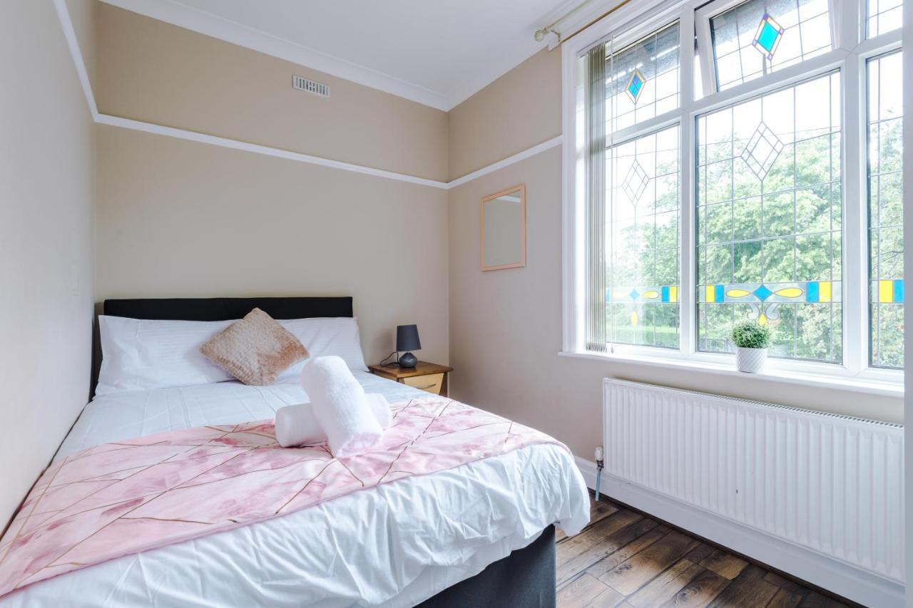 Luxurious Suburban 6 Bedroom 3 Bathroom Home Vakantiehuis Manchester
