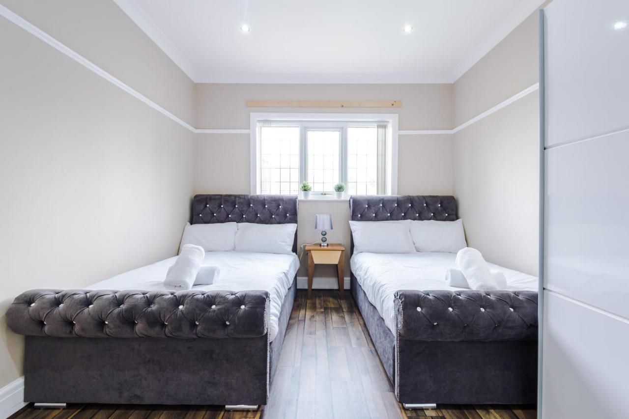 Luxurious Suburban 6 Bedroom 3 Bathroom Home Vakantiehuis