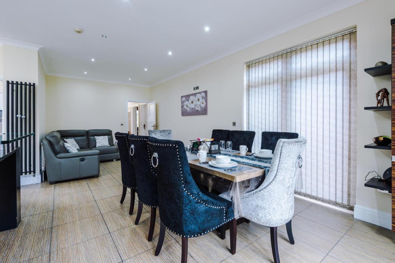 Luxurious Suburban 6 Bedroom 3 Bathroom Home * Manchester